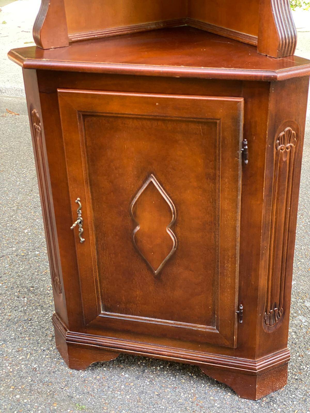 2-part corner display cabinet, English Victorian mahogany, 20th century