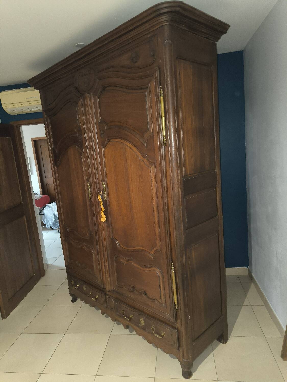 Lorraine wardrobe in solid oak from the 18th century.