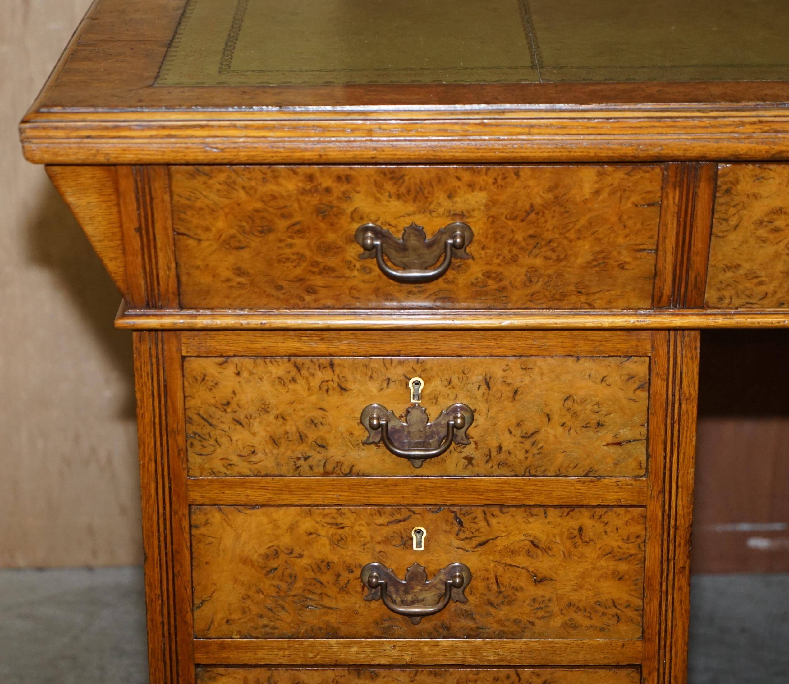 Bureau partenaire victorien en chêne pollard vers 1880 avec plateau en cuir