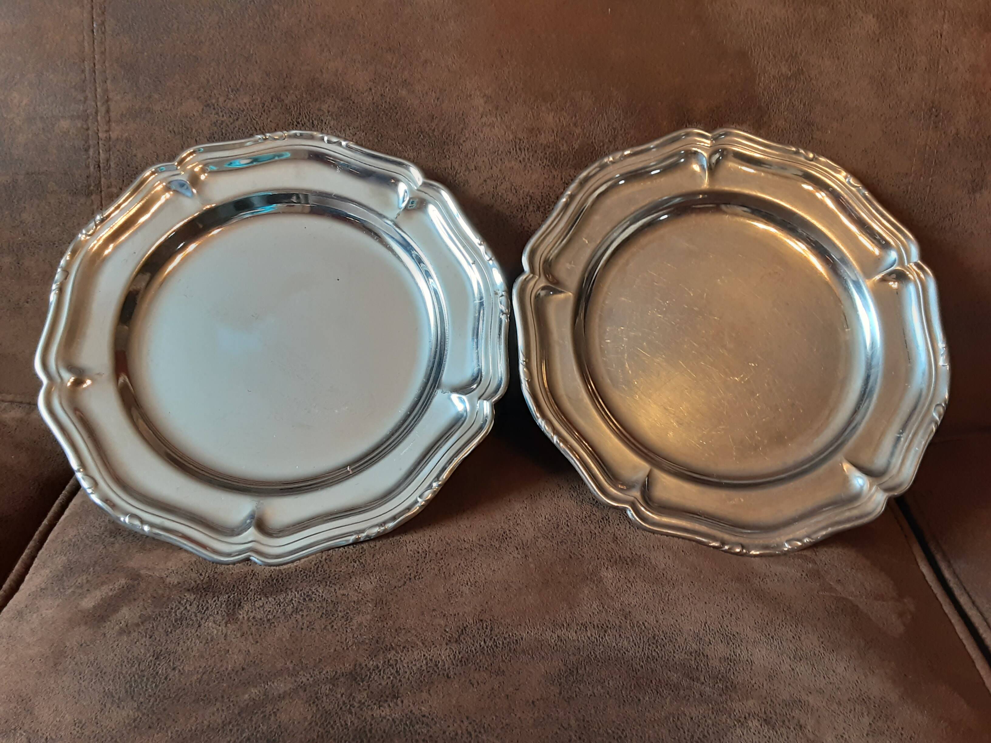 Set of 2 round stainless steel dishes