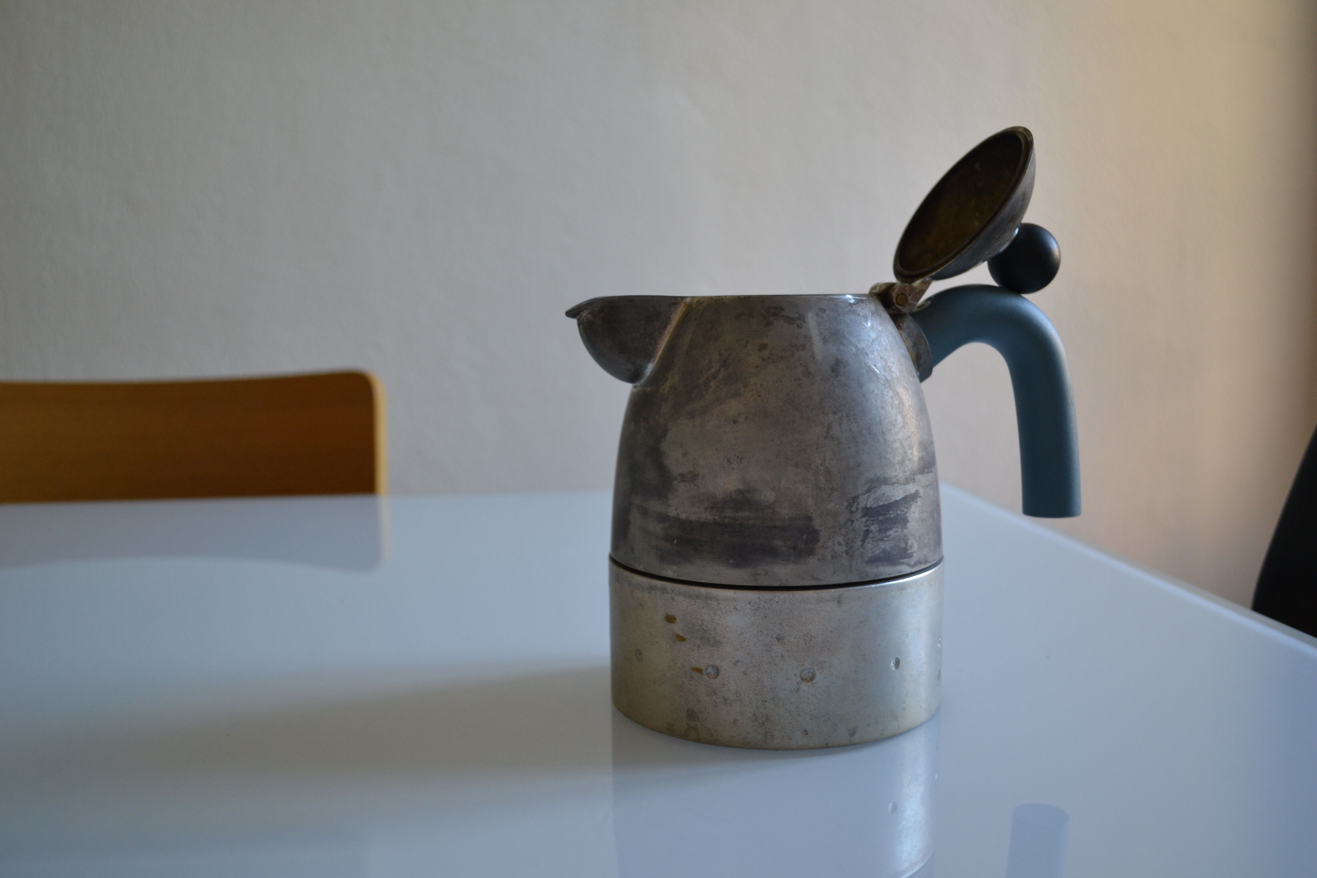 Cafetière alessi postmoderniste " pellicano " par Michael Graves