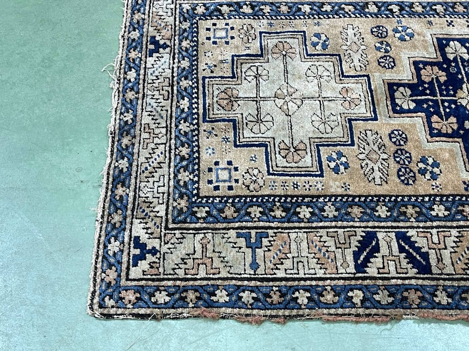 Handmade Persian Wool Rug - 1m40x1m03