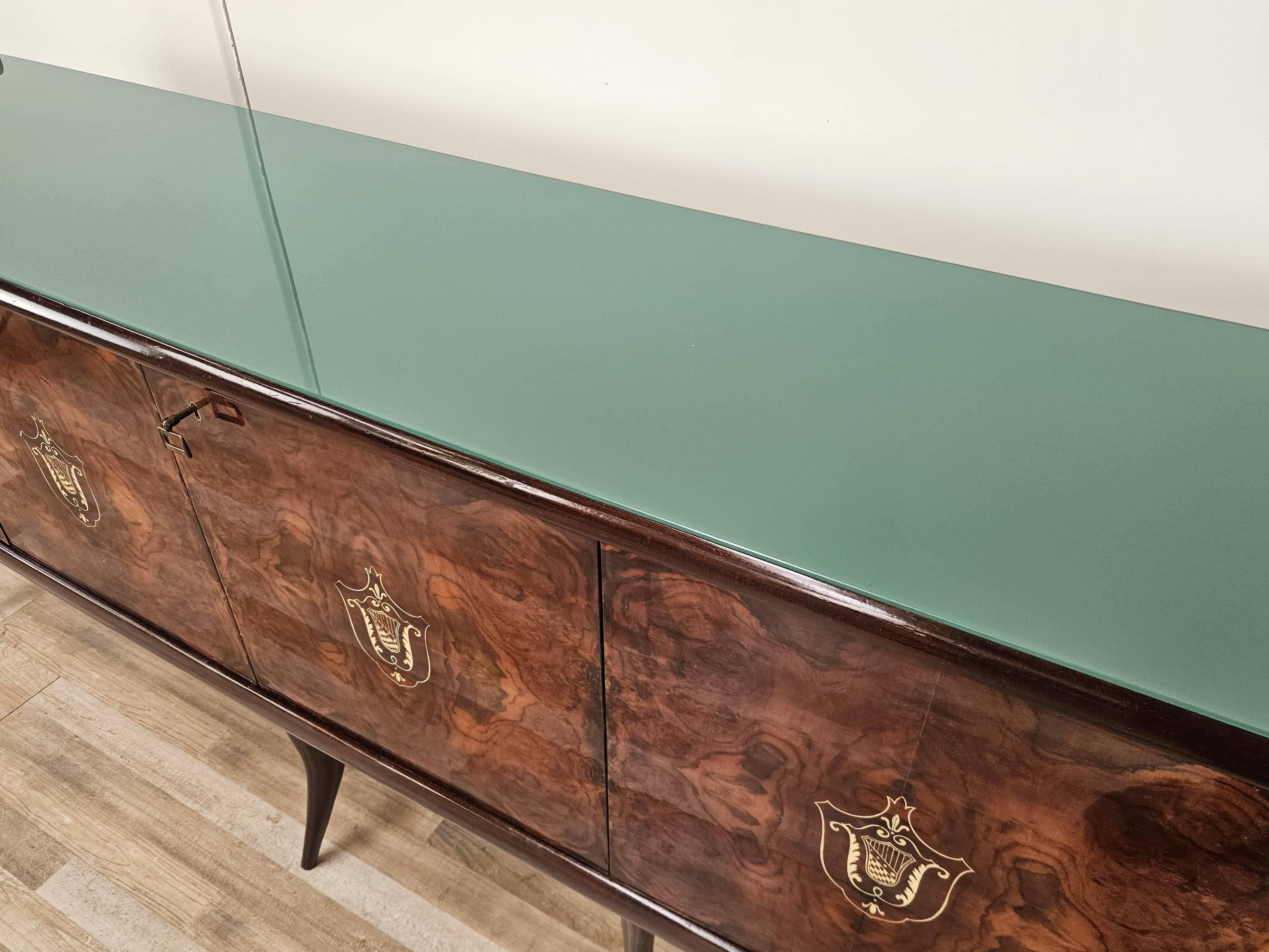 Buffet en acajou du milieu du siècle avec verre teal et compartiments avec tiroir.