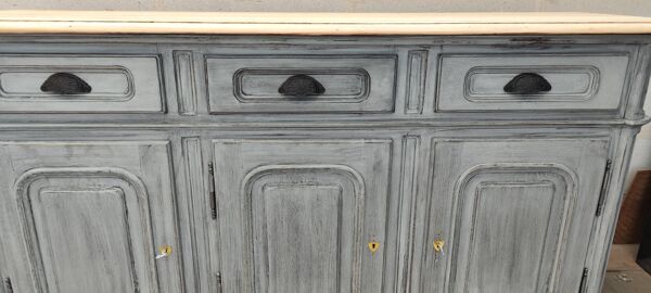 Meuble patine grise trois portes trois tiroirs