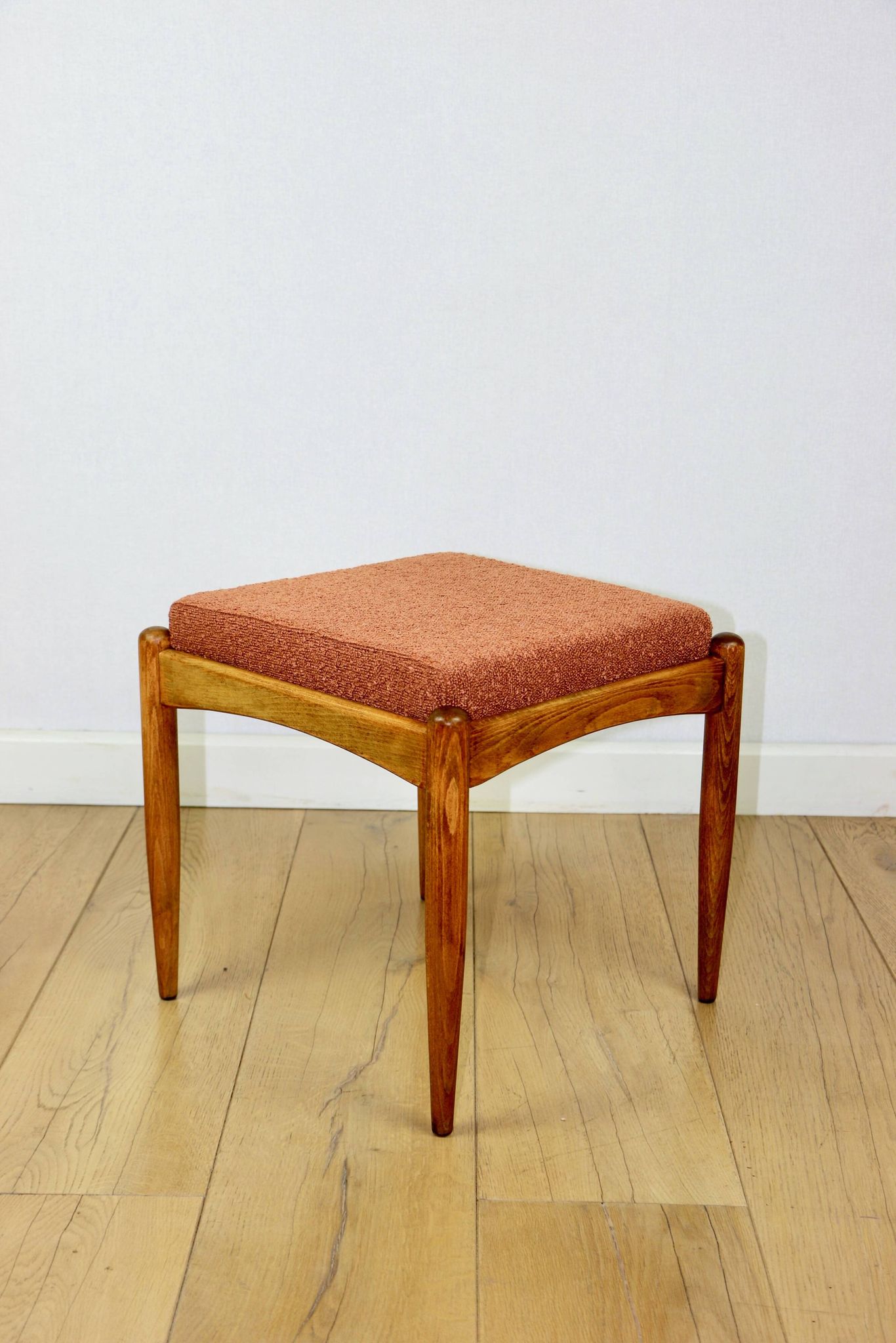 Tabouret Edmund Homa siège en bouclé orange brique
