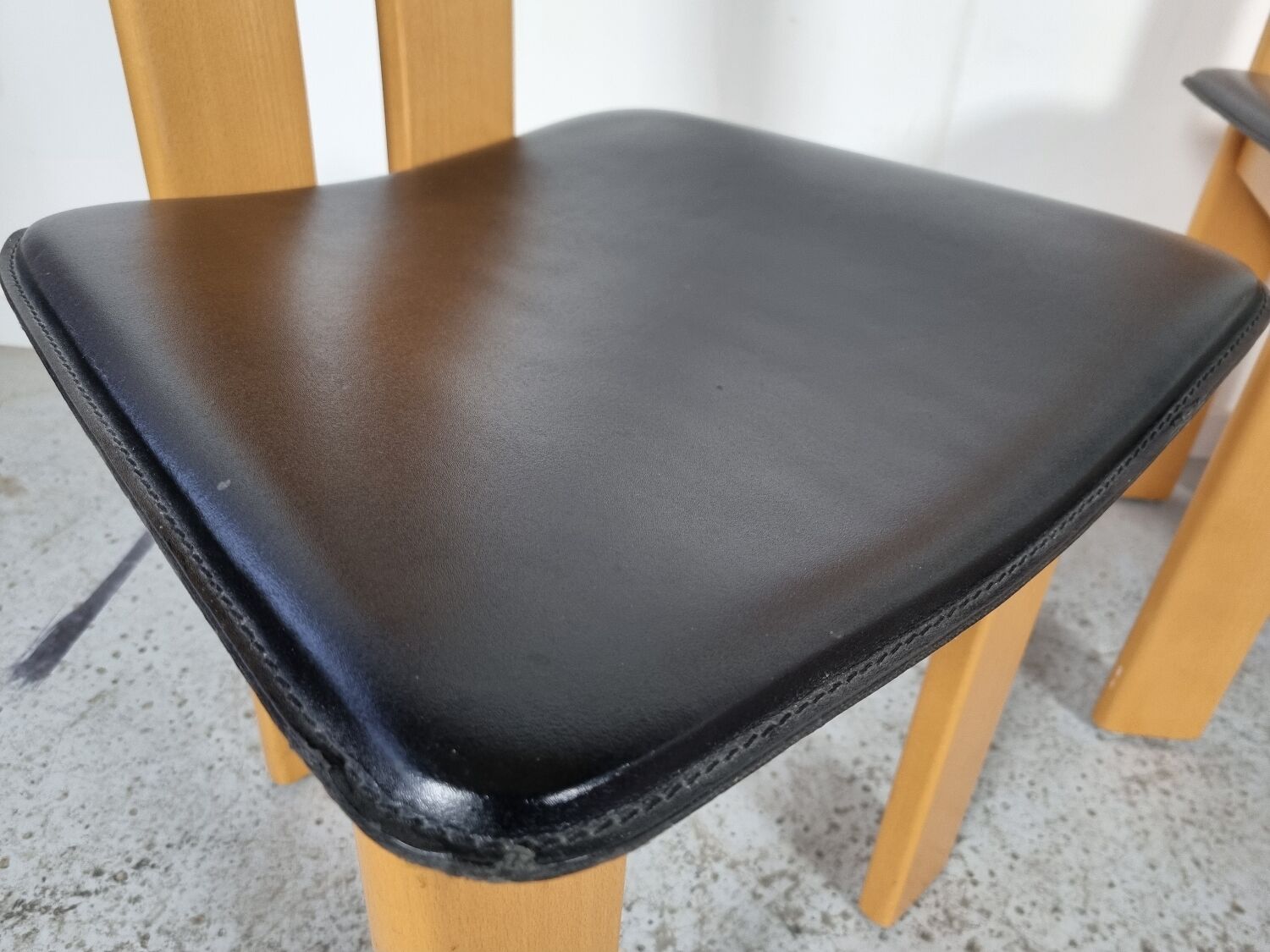 4 chaises  en cuir et bois , années 80