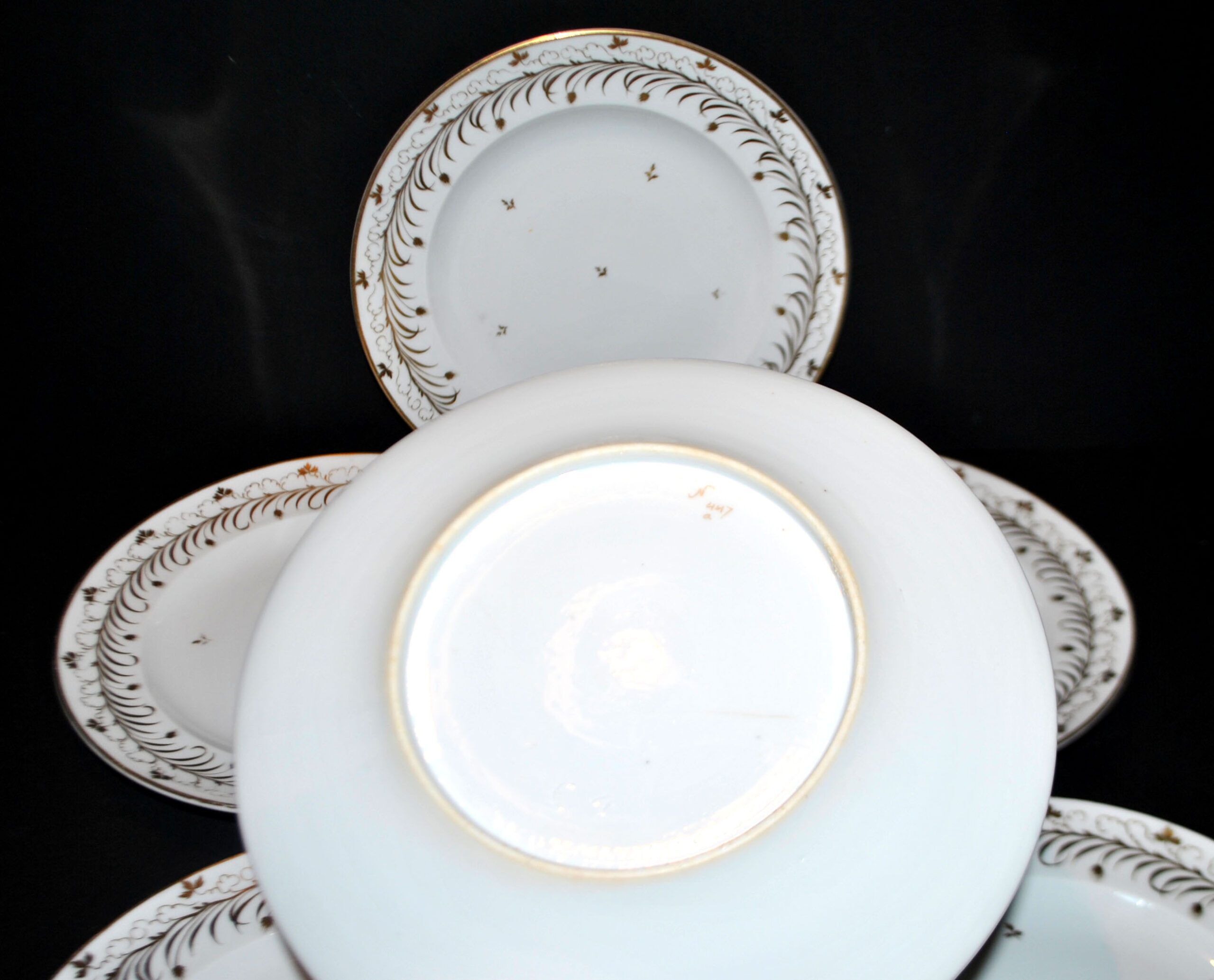 Niderviller set of 6 Empire plates and tureen in hard-paste porcelain with wheat decoration painted in gold, 1790