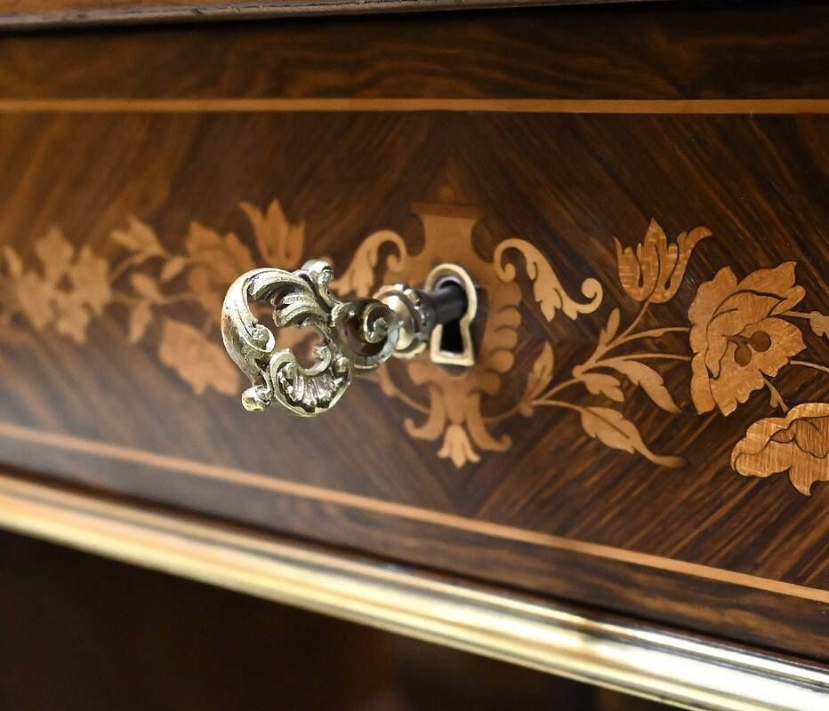 Middle table in rosewood veneer, Napoléon III period – 2nd half of the 19th century.