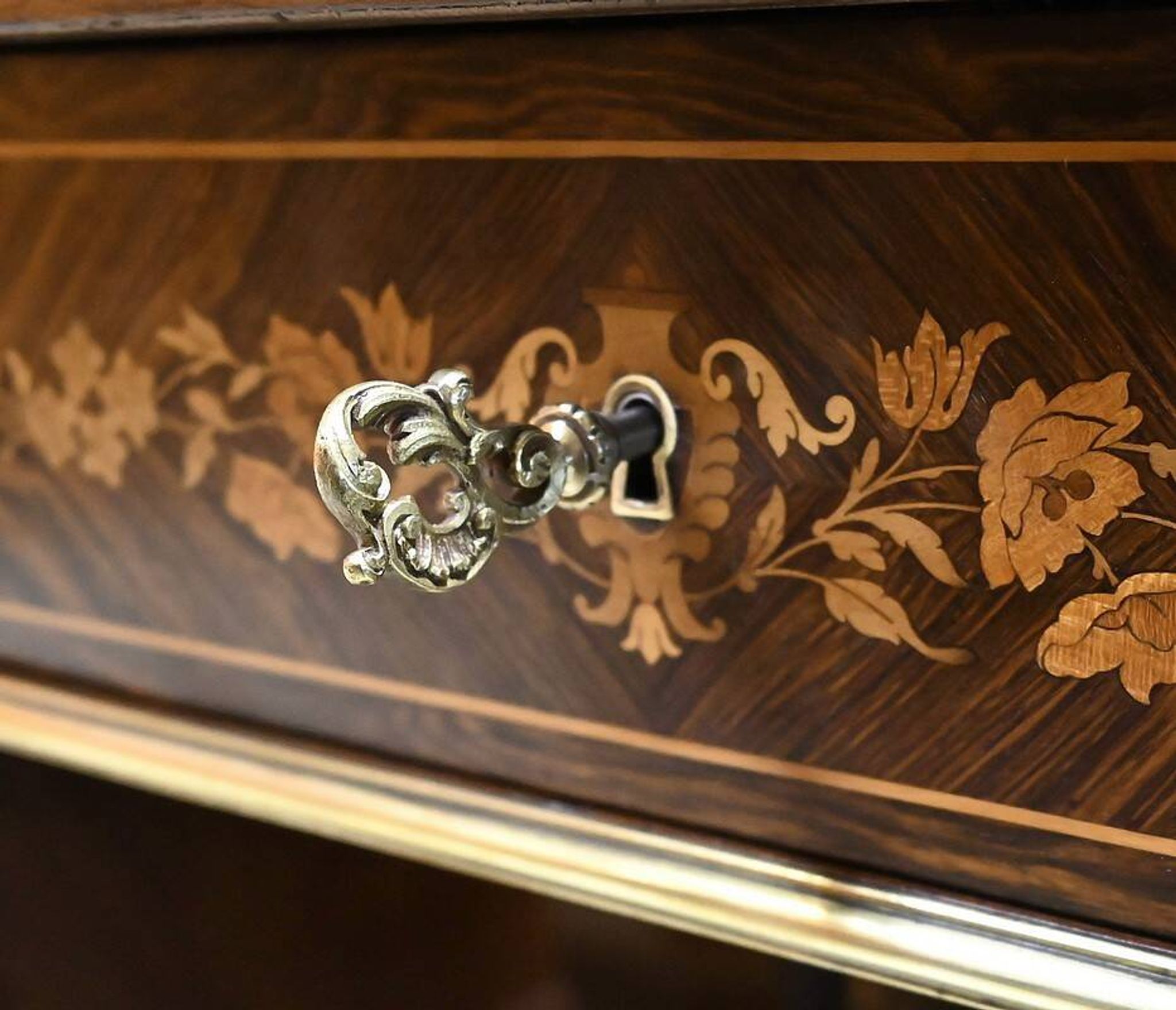 Middle table in rosewood veneer, Napoléon III period – 2nd half of the 19th century.