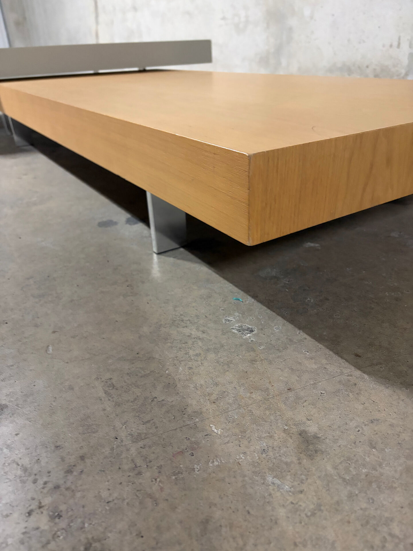 Jeu de 2 tables basses design Molteni&C, bois clair et laqué gris p