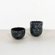 Tasses en céramique noire et grise