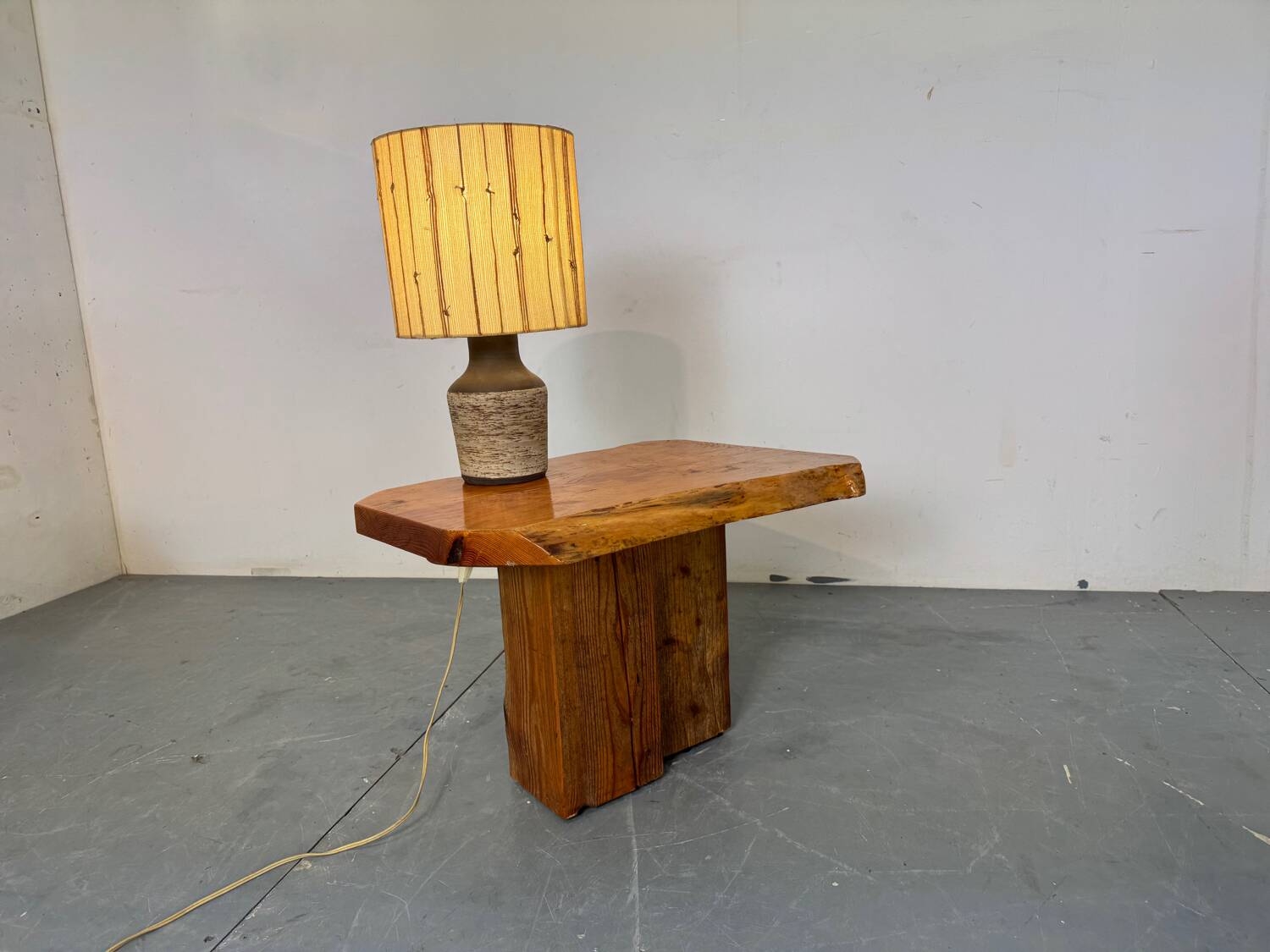 Table d'appoint de style brutaliste japonais, wabi-sabi, milieu du siècle, années 1960