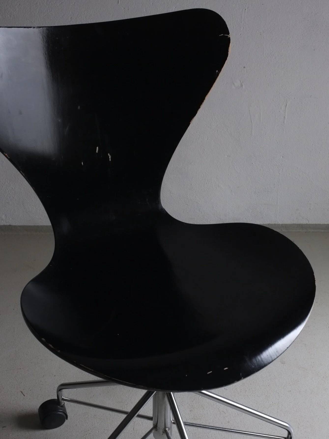 3117 Black swivel chair by Arne Jacobsen for Fritz Hansen