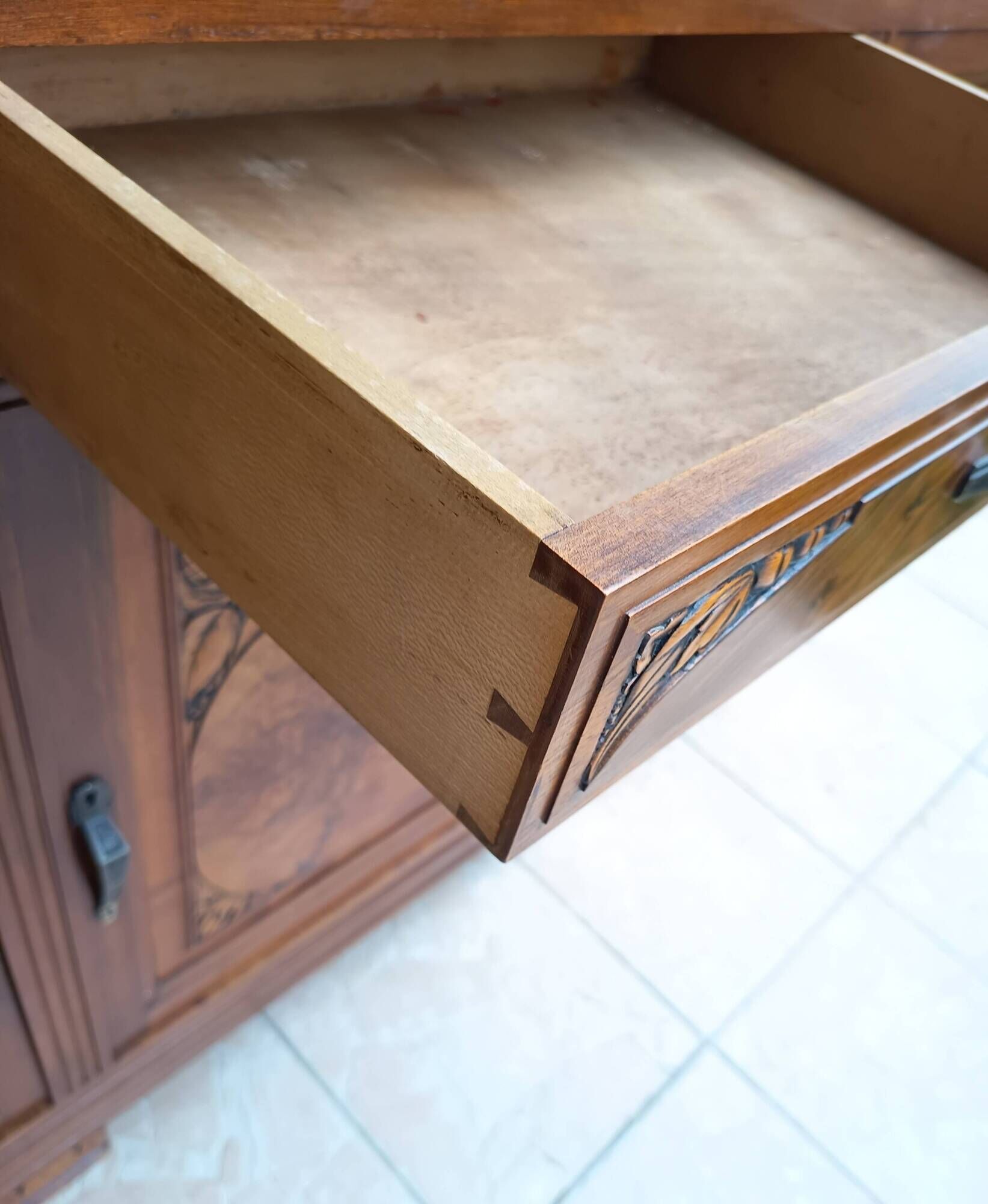 Buffet vaisselier époque Art Déco en ronce de noyer