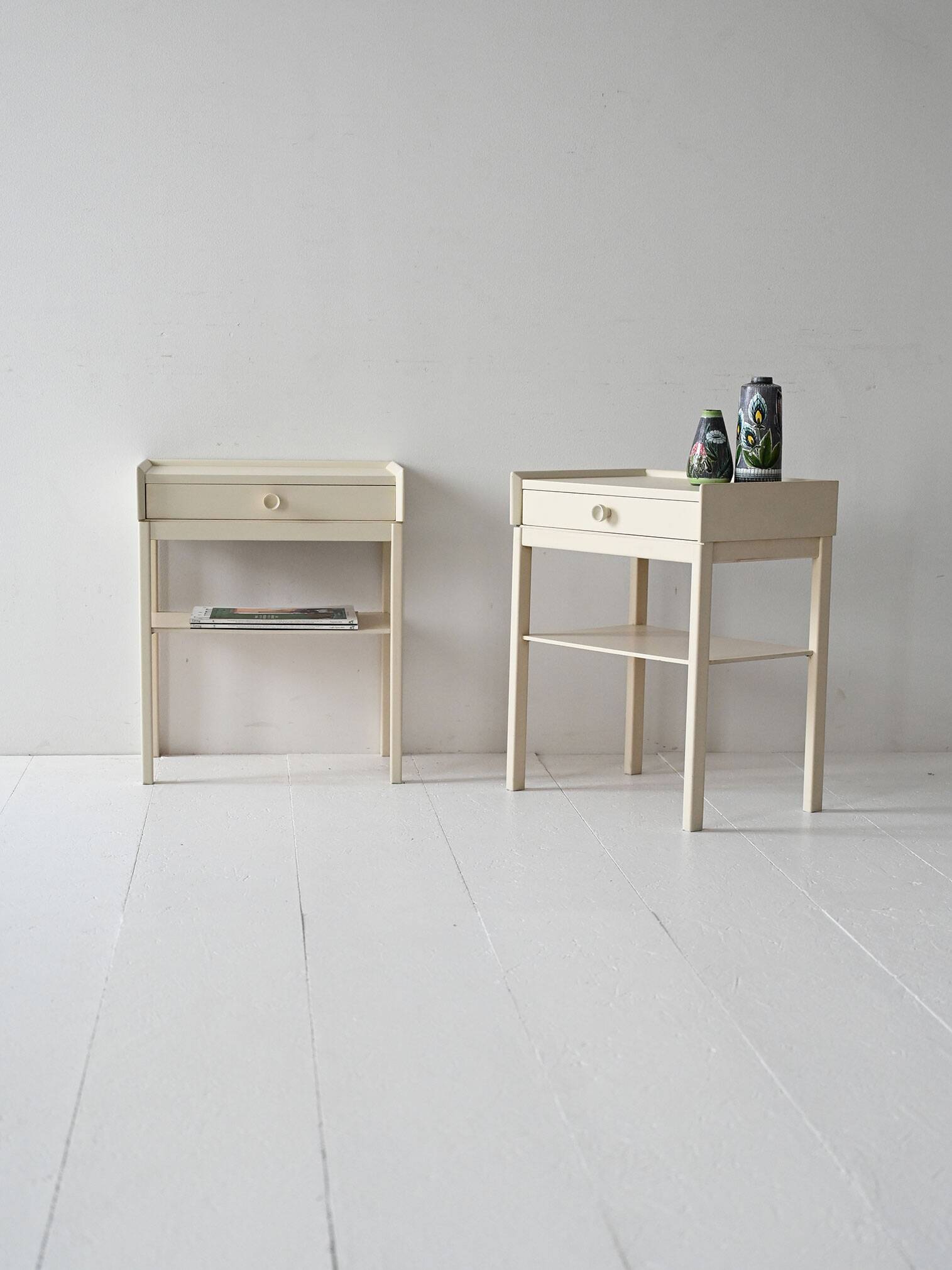 Tables de chevet scandinaves laquées blanches des années 1960