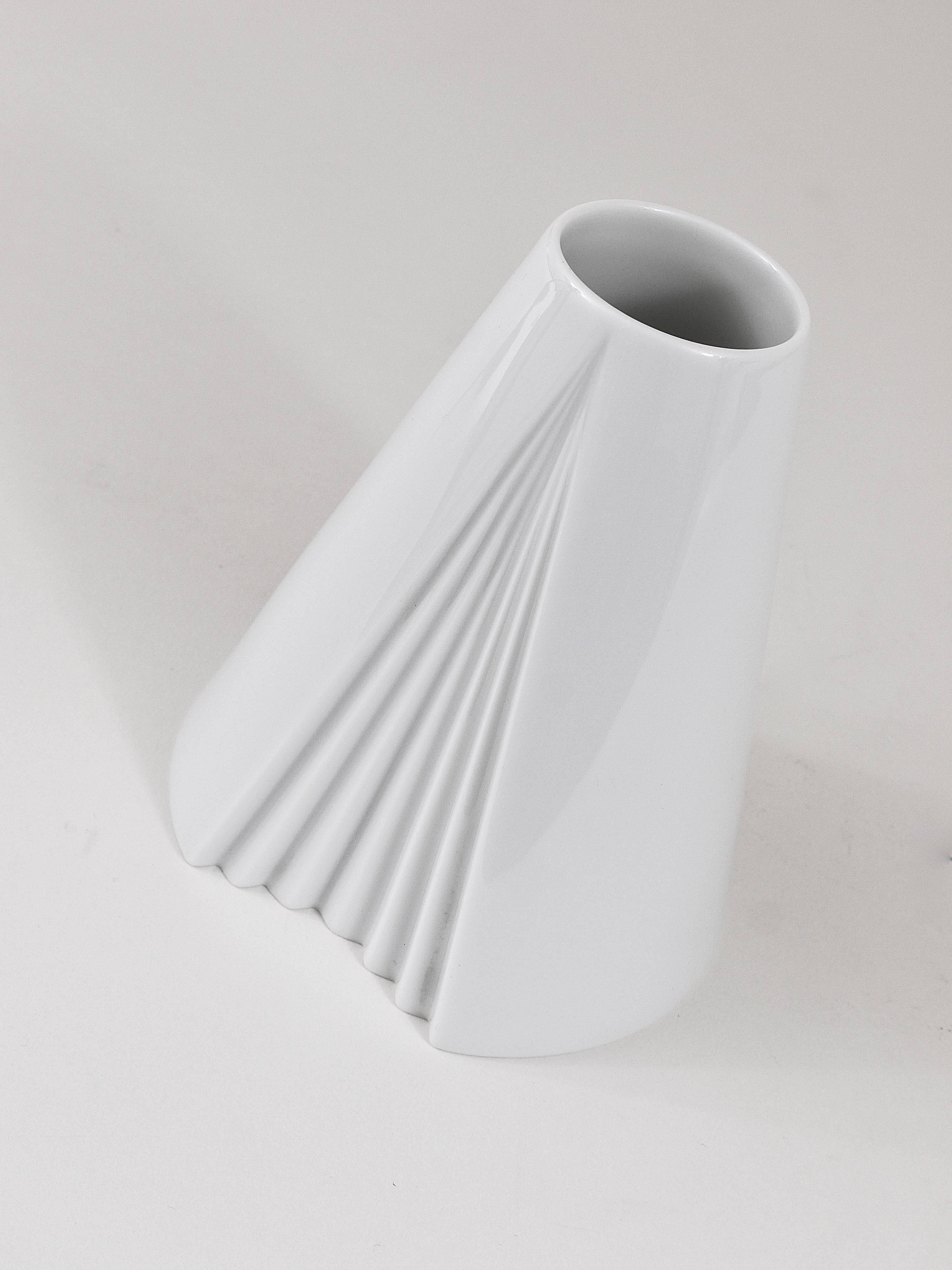 Geometric white porcelain vase Op Art Ambrogio Pozzi Rosenthal, Germany, 1980s