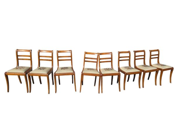 8 chaises en merisier avec assises brodées