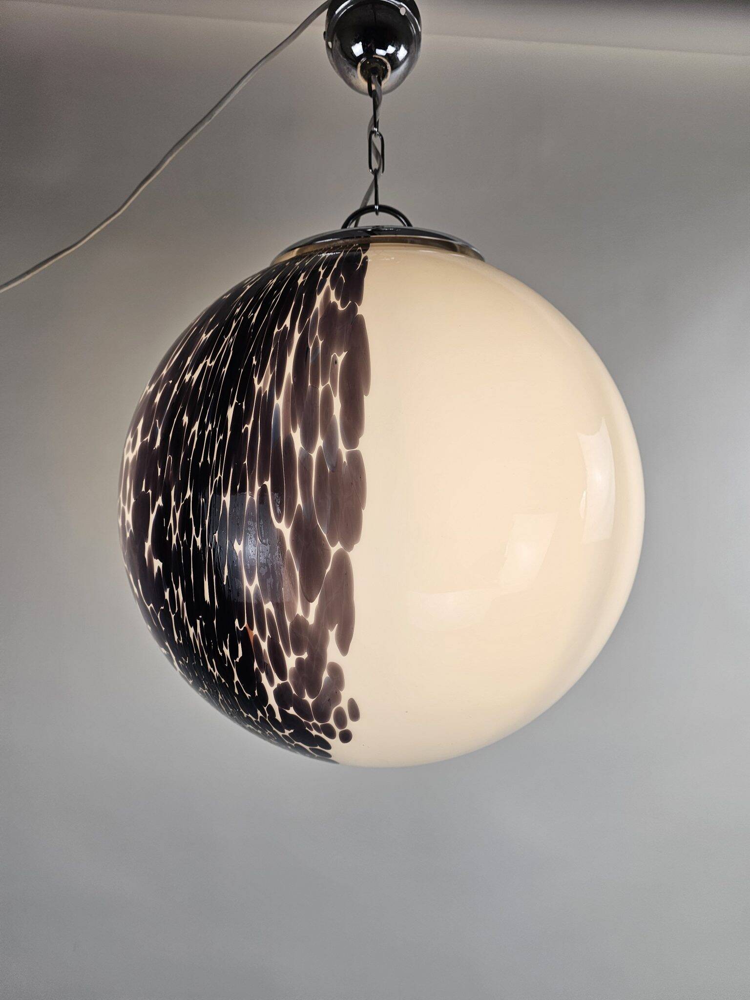 Grande lampe globe diamètre 45 cm Italie années 60 en verre blanc et violet.