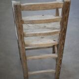 Ancienne chaise haute en bois pour enfant