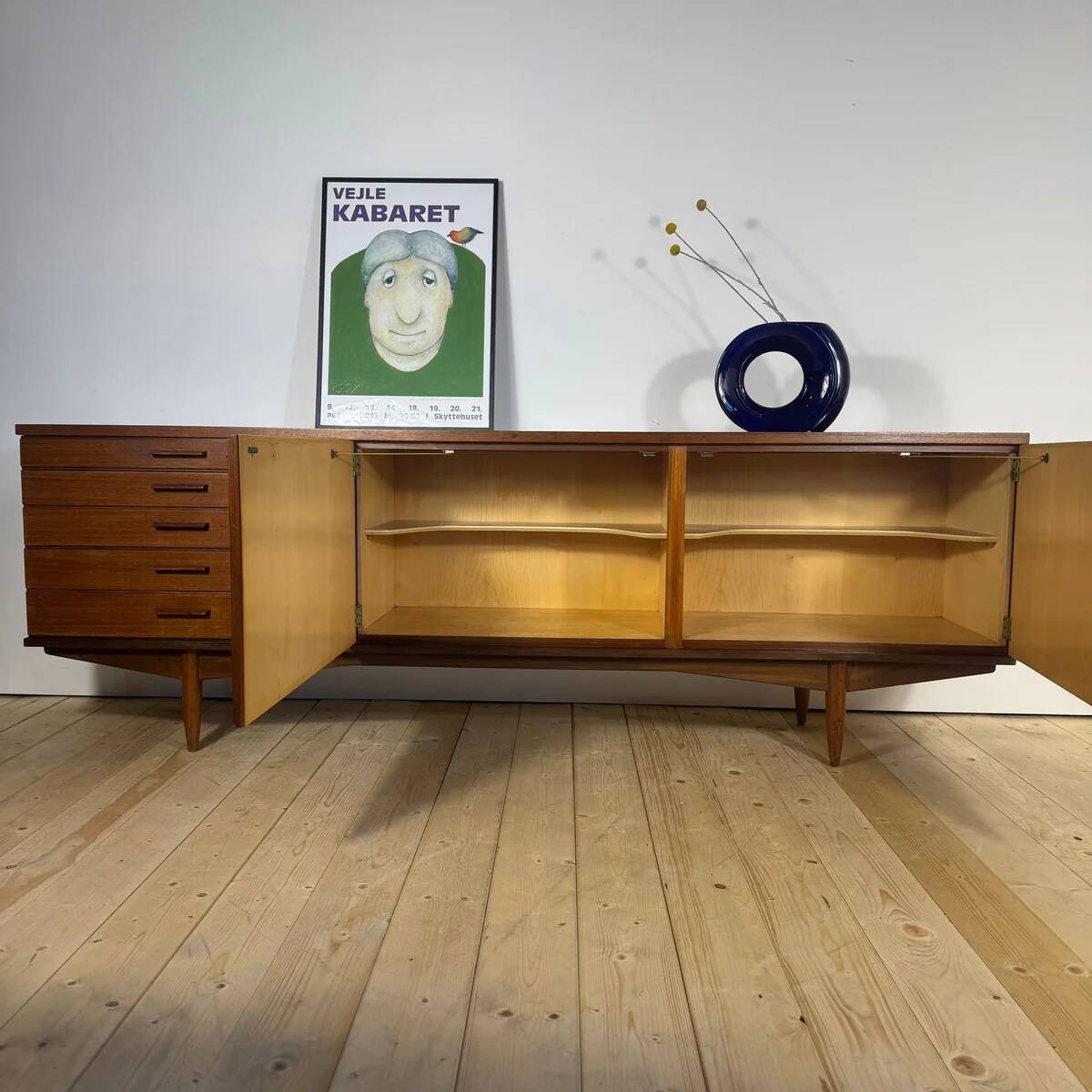 Vintage teak sideboard – Timeless mid-century sideboard