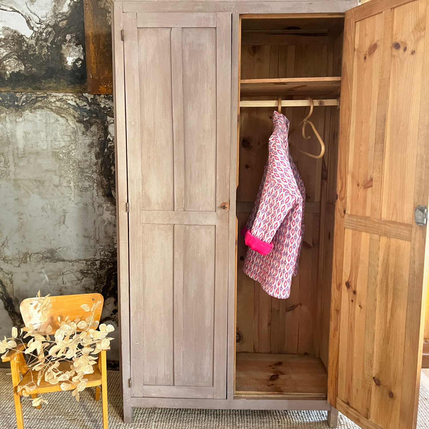 Armoire parisienne dans sa jolie patine