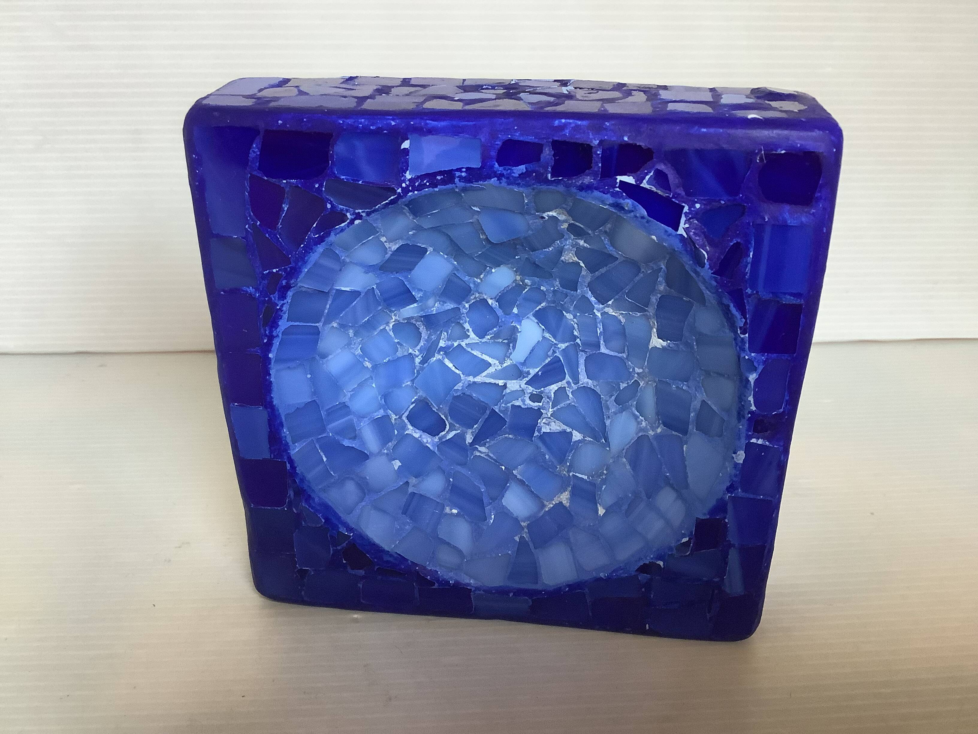 Blue mosaic pocket emptier