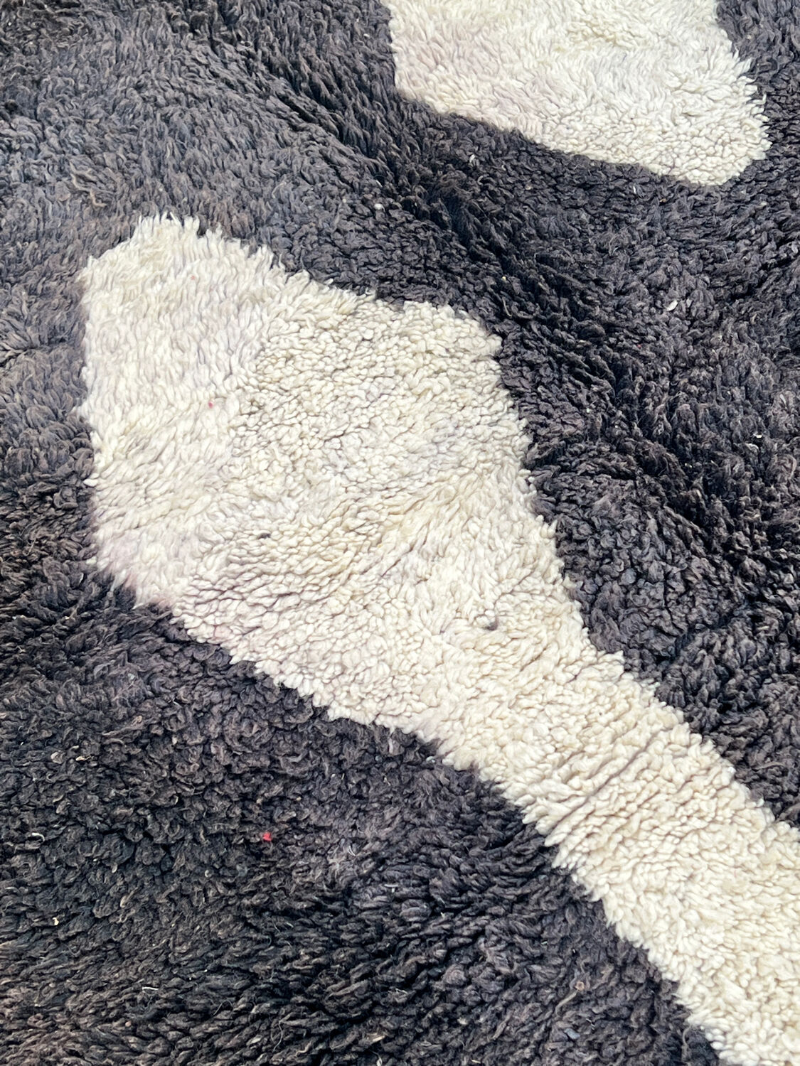 Ancient Berber rug in ecru and black violet, 100% pure virgin wool.