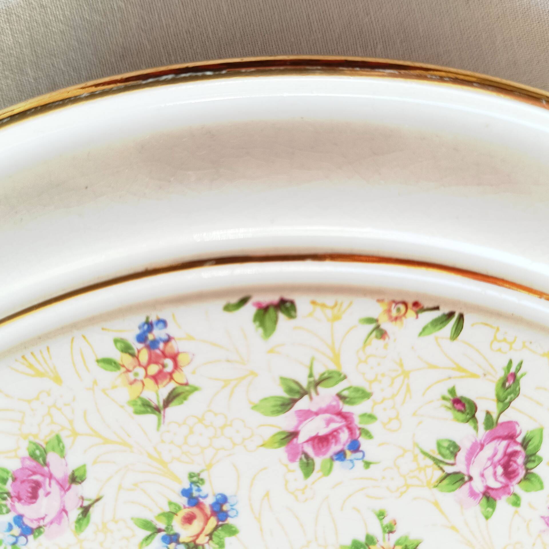 Vintage round trivet, ideal for adding a romantic touch.