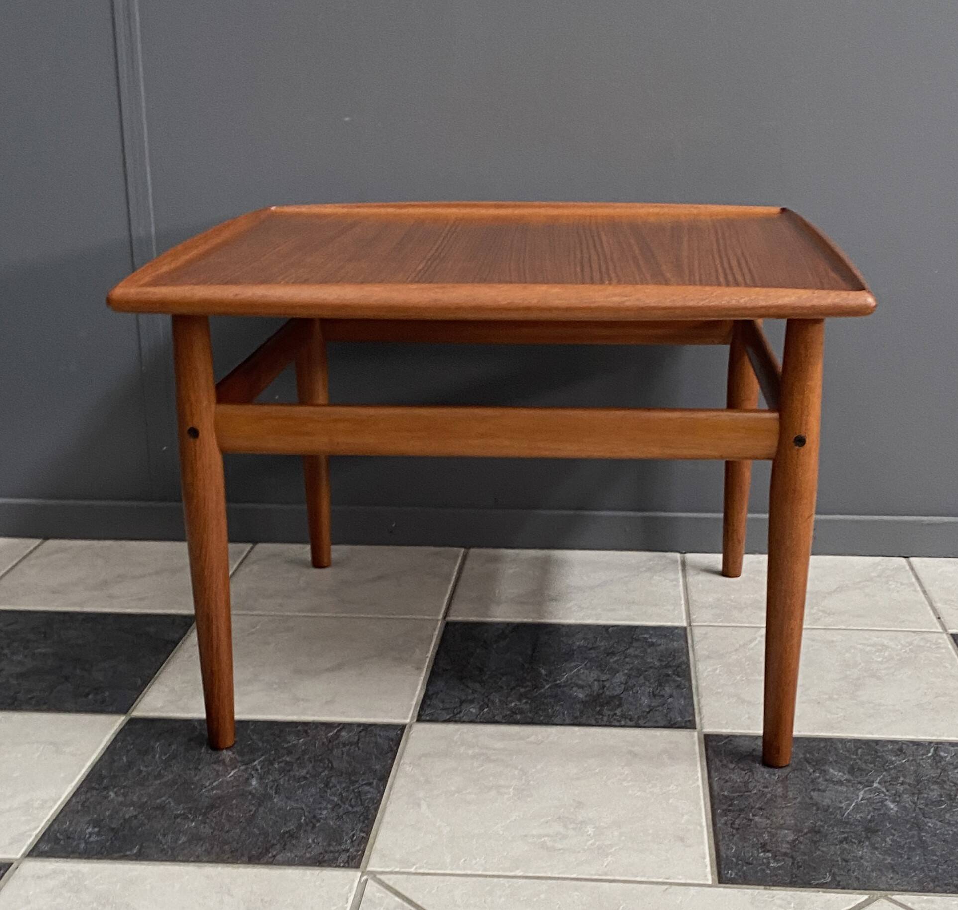 Table basse carrée en teck par Grete Jalk pour Glostrup Danemark années 1960.