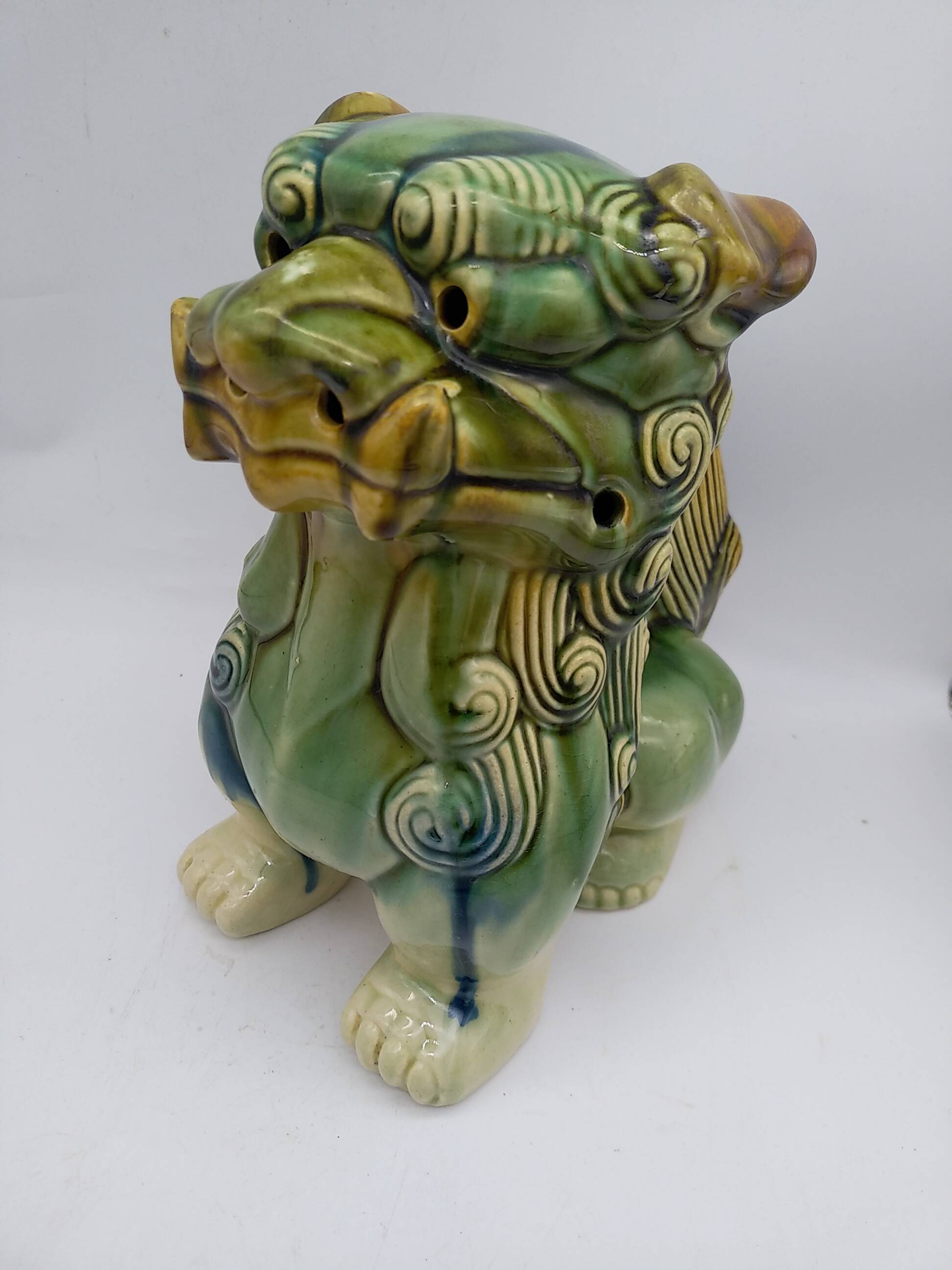 Ceramic Fô dog. Sancai color.