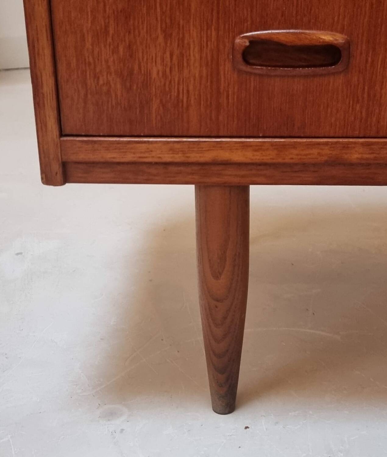 Commode à tiroirs du milieu du siècle