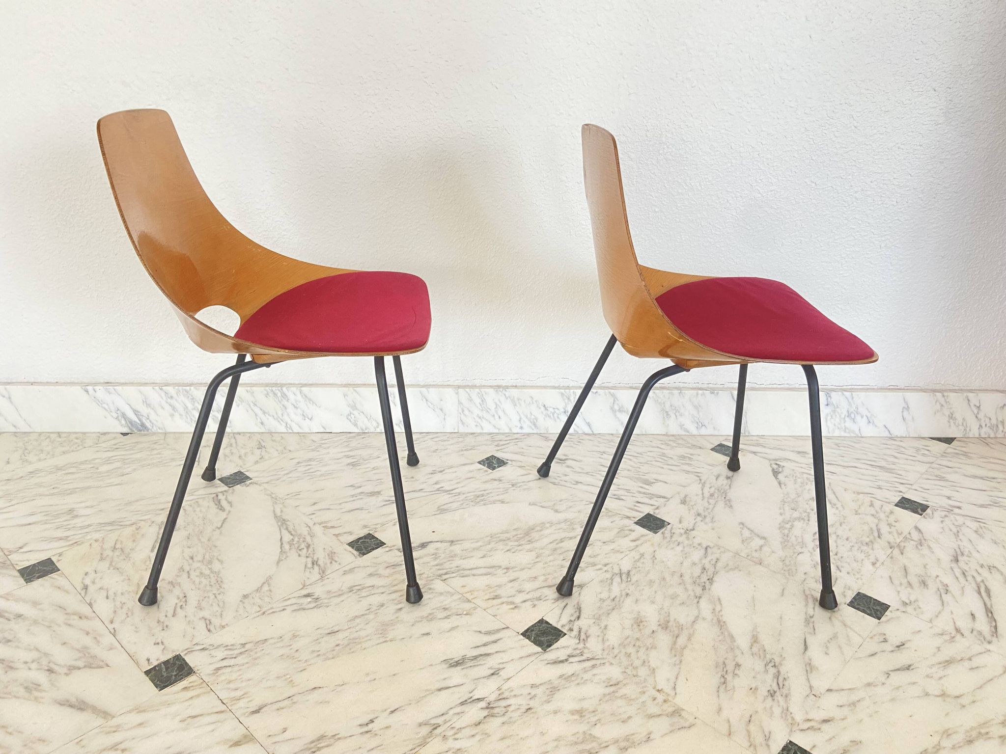 Paire de chaises tonneau par Pierre Guariche pour Steiner, années 50.