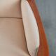 Fauteuil au design Art Nouveau avec un revêtement en tissu léger et luxueux.