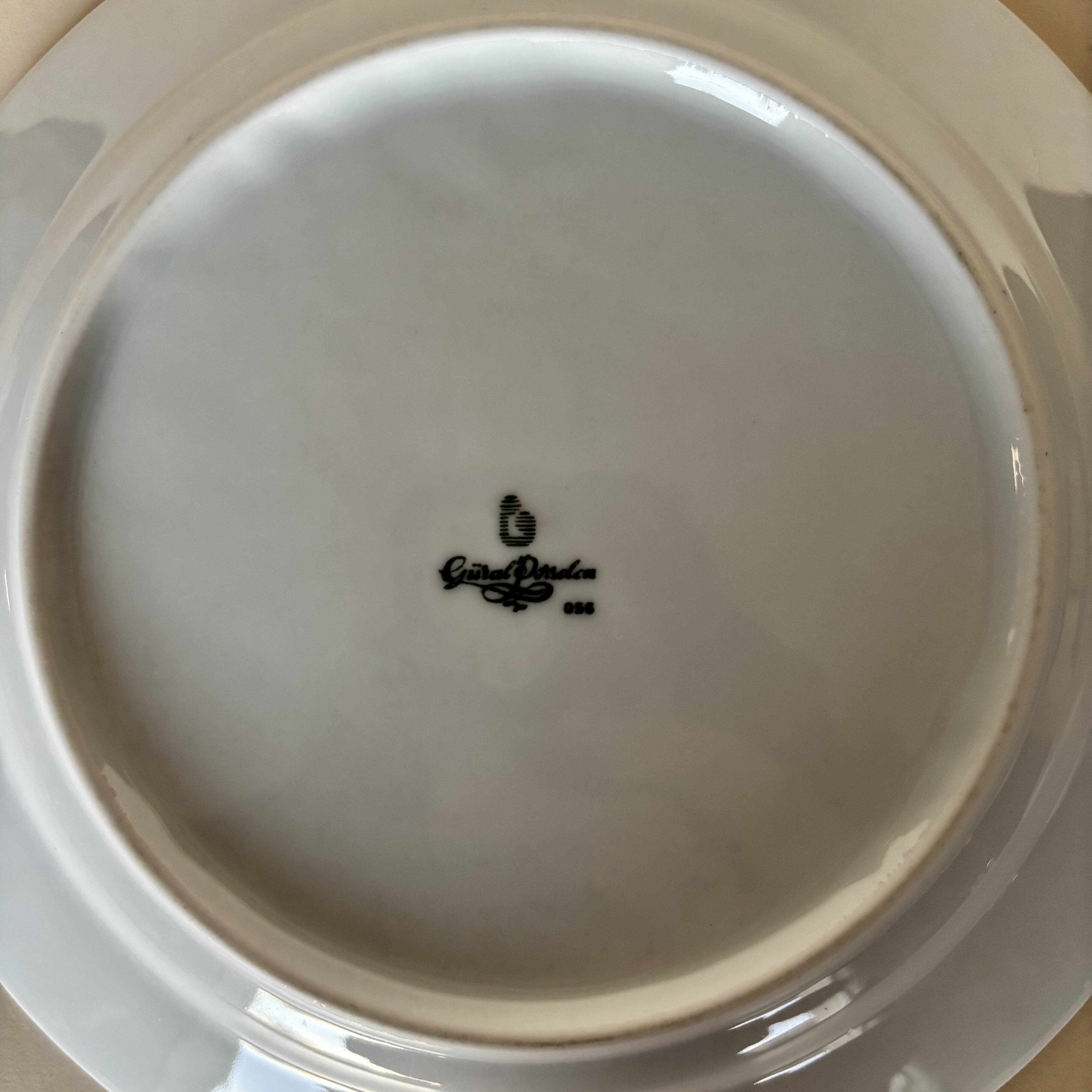 Set of 2 white plates