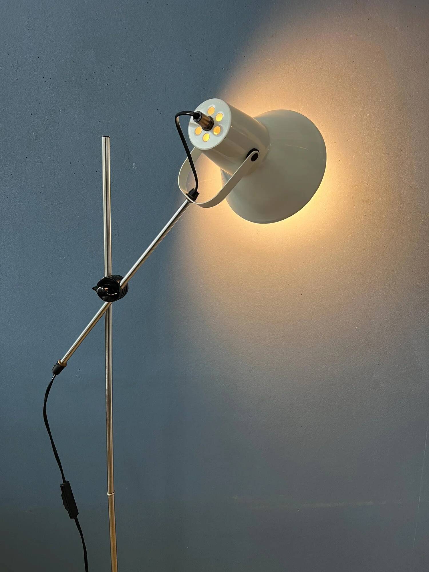 Petit lampadaire flexible blanc vintage