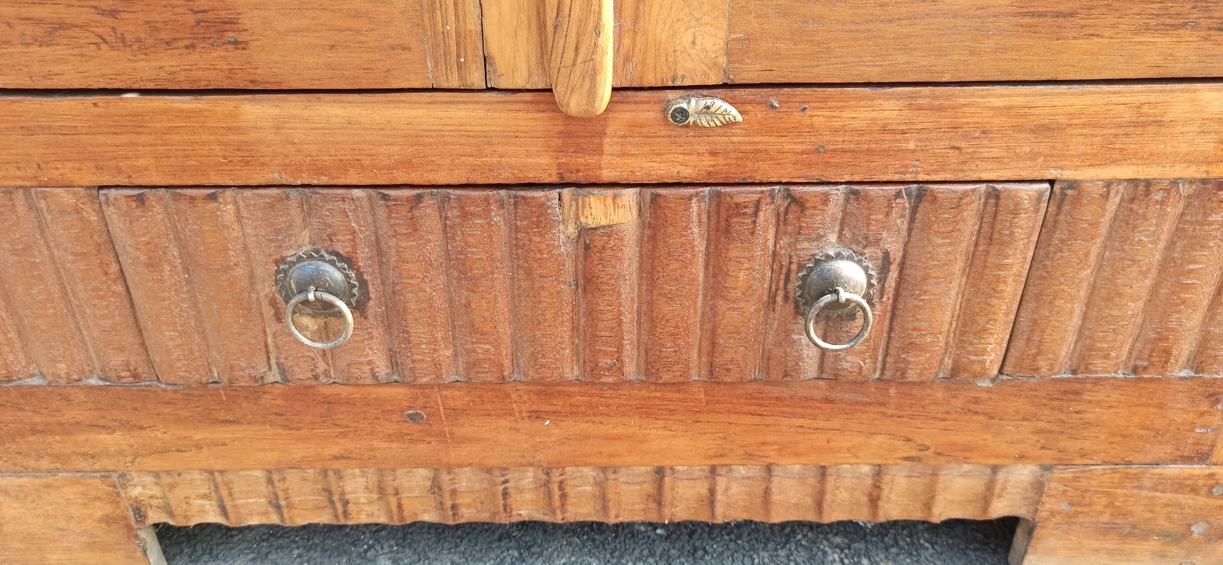 Armoire vitrée en teck deux portes et un tiroir