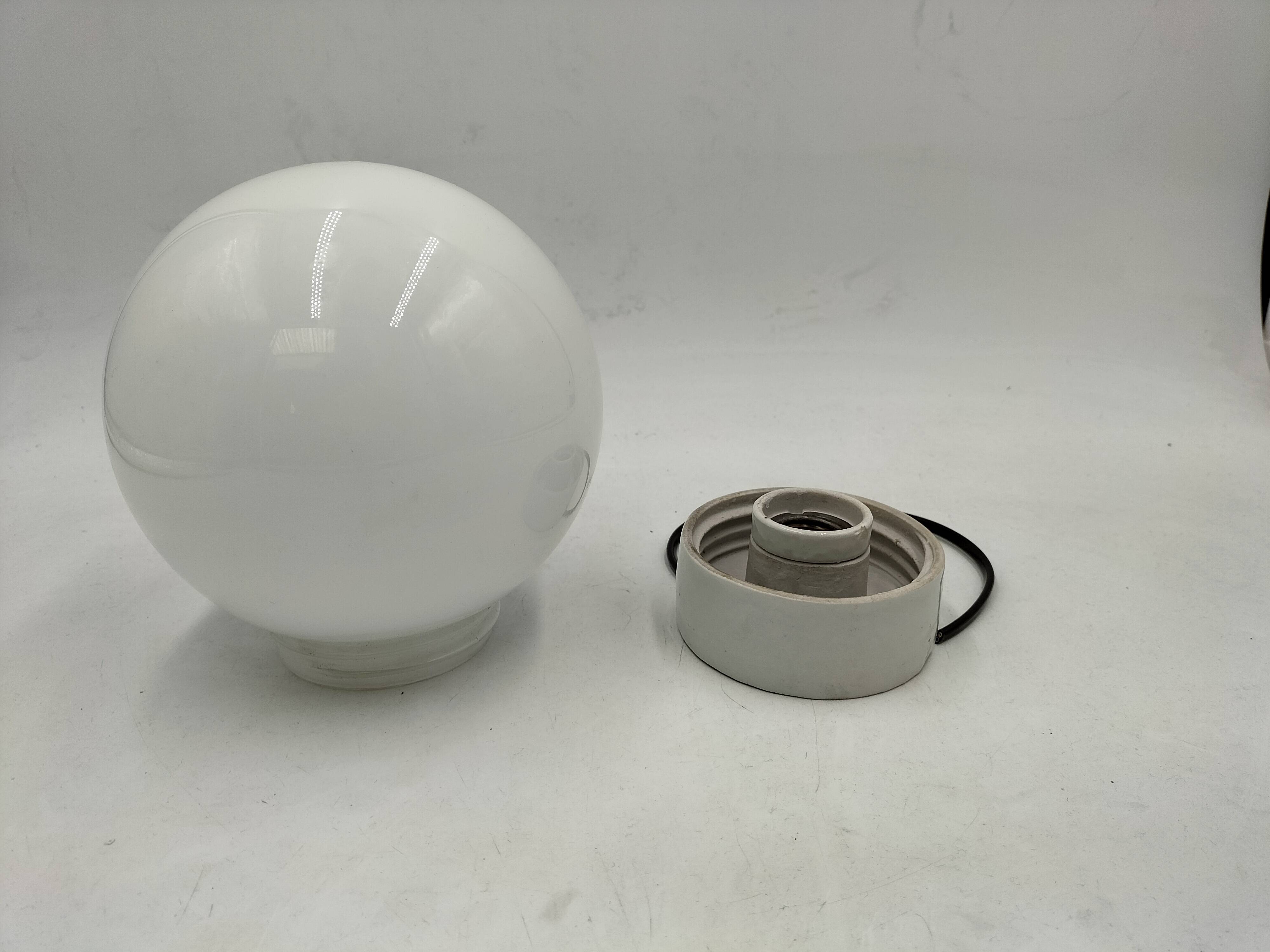 Opaline and porcelain wall light