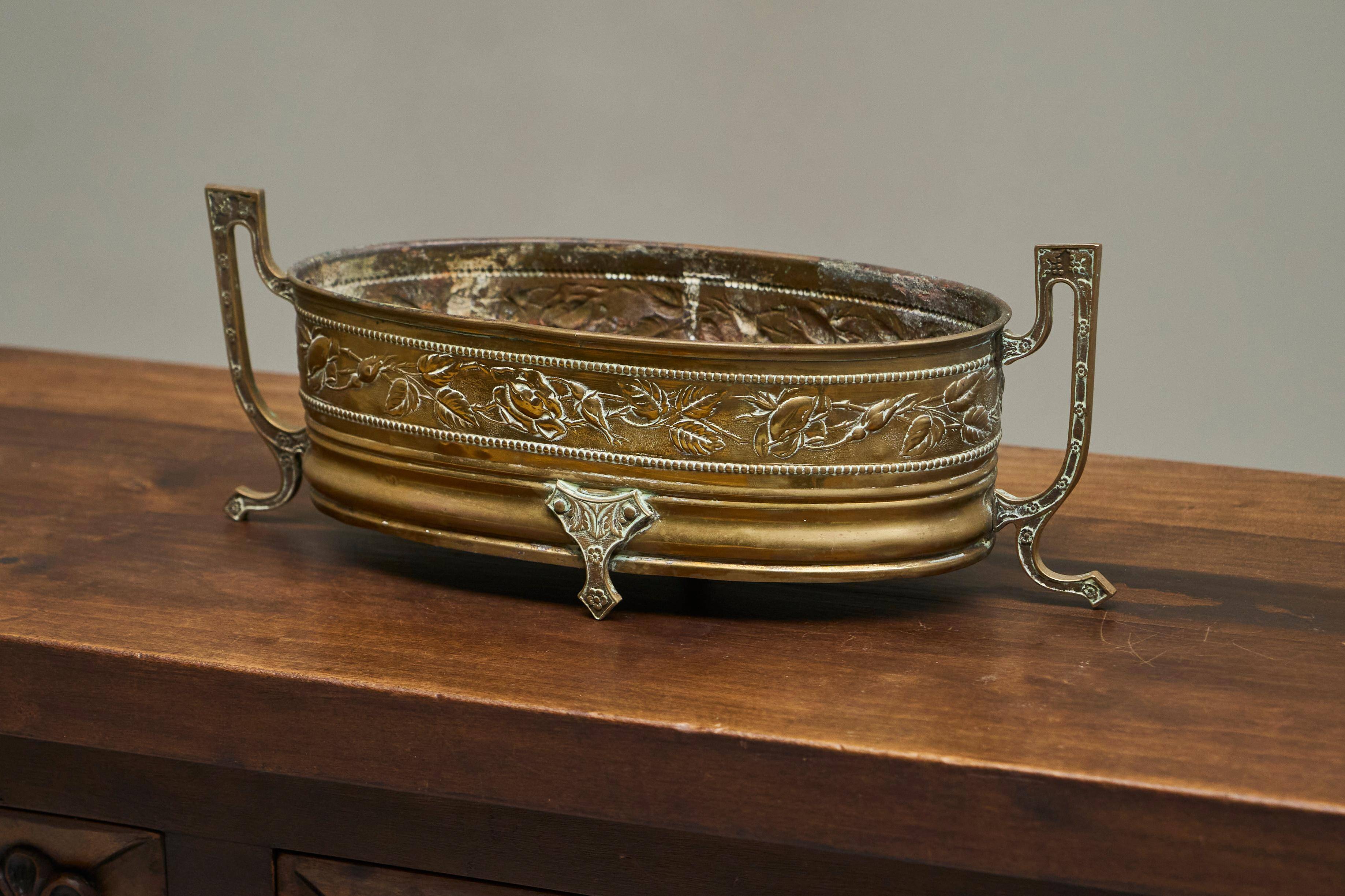 Neoclassical cache-pot in patinated brass, 19th century.