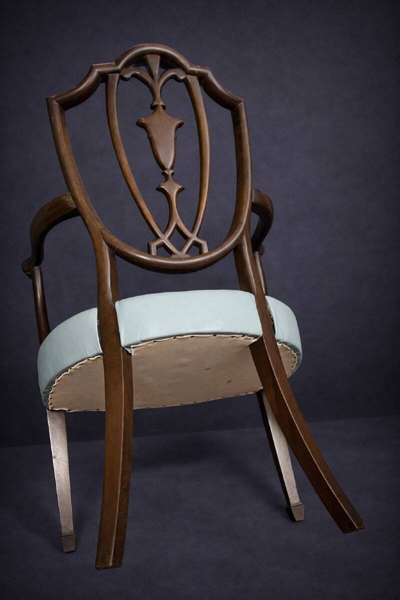 Paire de fauteuils en bois sculpté de style néoclassique, début XIXe