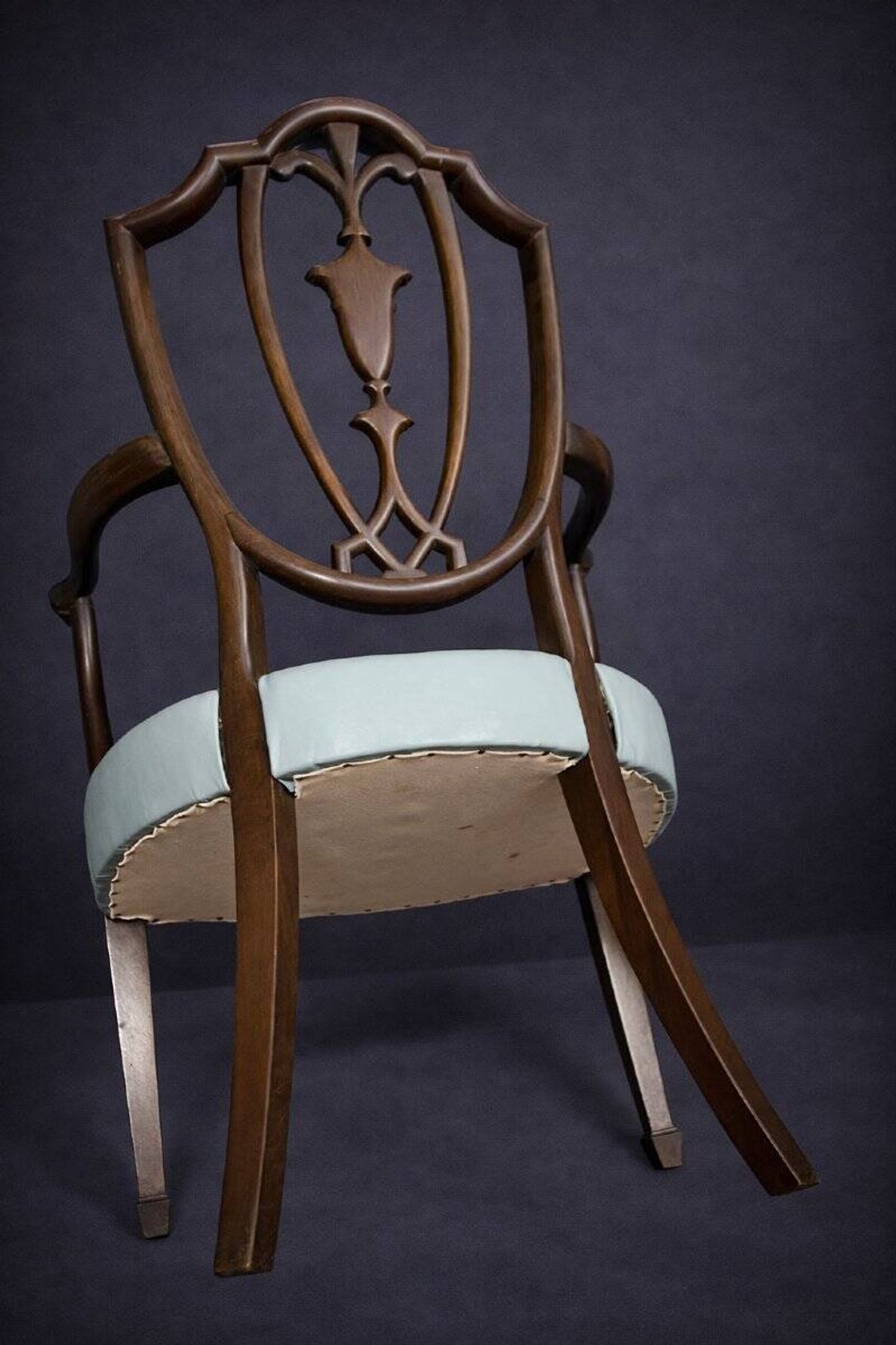 Paire de fauteuils en bois sculpté de style néoclassique, début XIXe