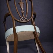 Paire de fauteuils en bois sculpté de style néoclassique, début XIXe