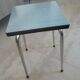 Tabouret en formica bleu