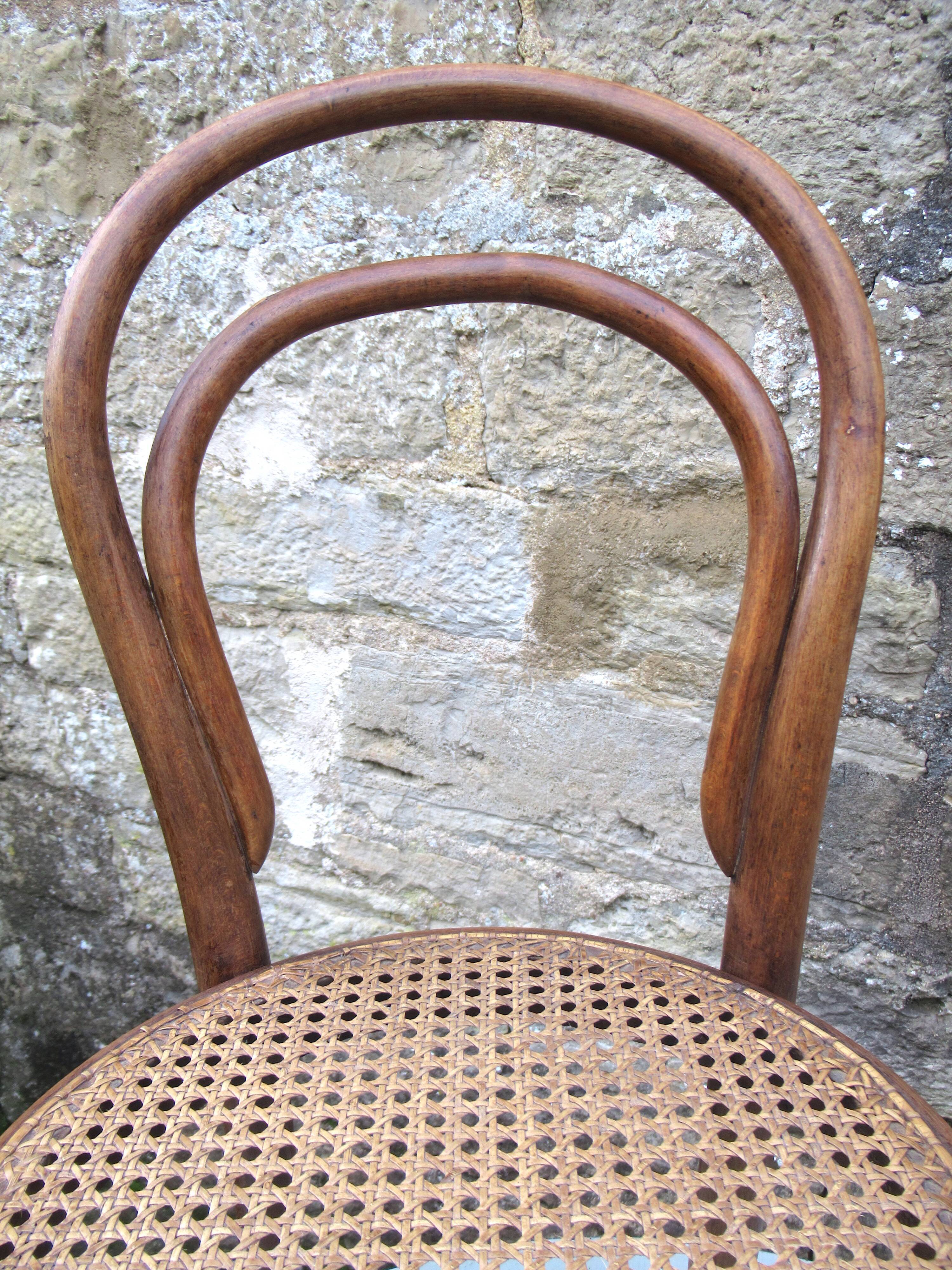 Chaise d'enfant cannée en bois tourné de style thonet