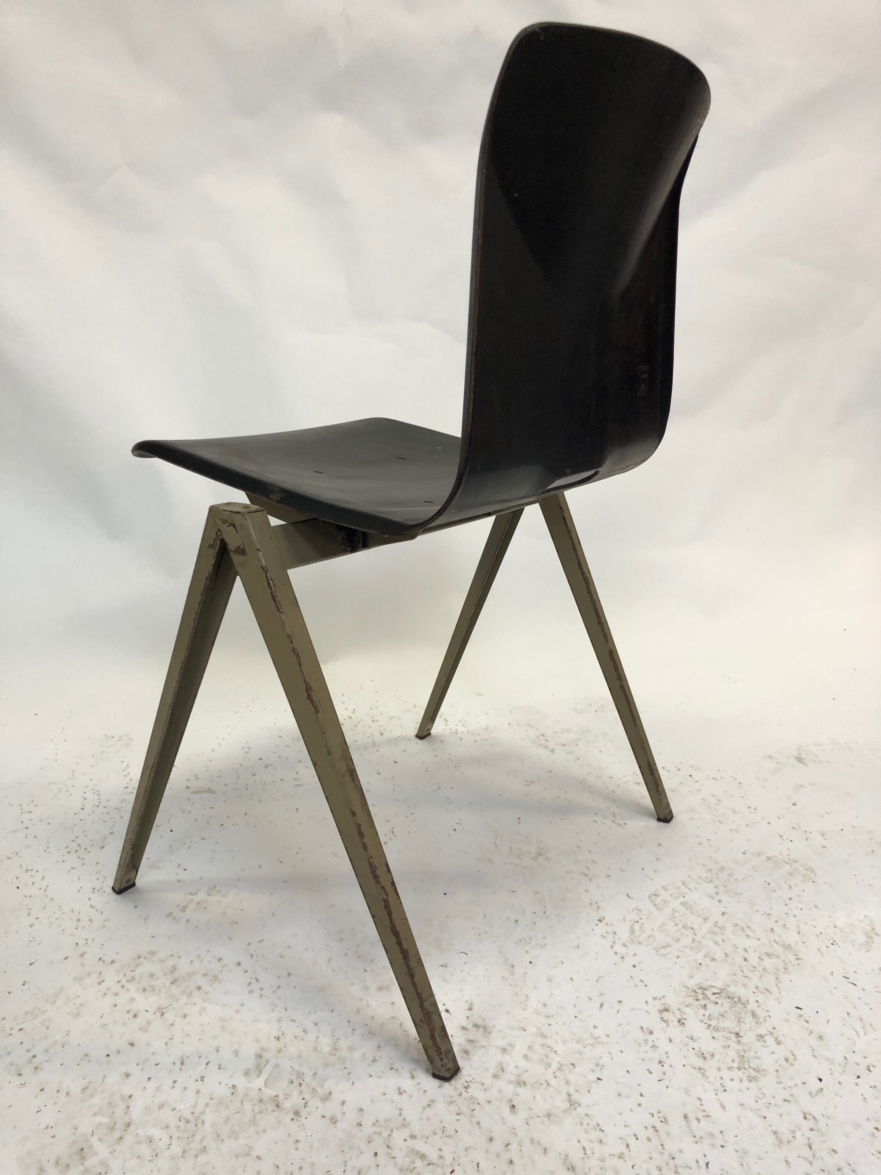 Pagholz Galvanitas S22 stackable school chairs