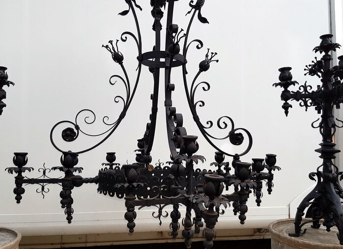 Imposing gothic lustre in wrought iron black laqué 185cm - 2 large candelabras