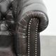 Ensemble de deux luxueux fauteuils club Chesterfield en cuir de vachette noir.