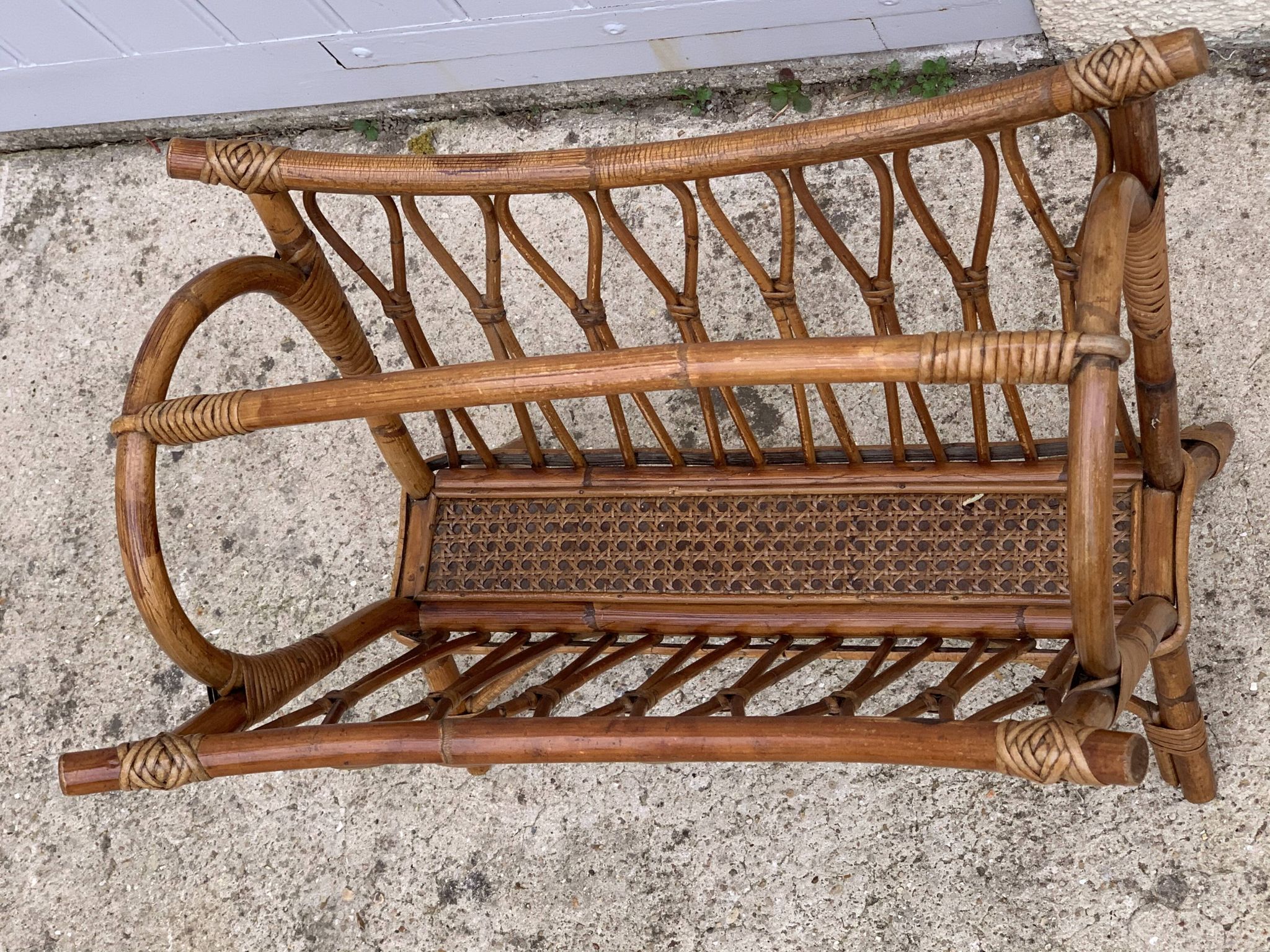 Porte-revue vintage rotin 1950