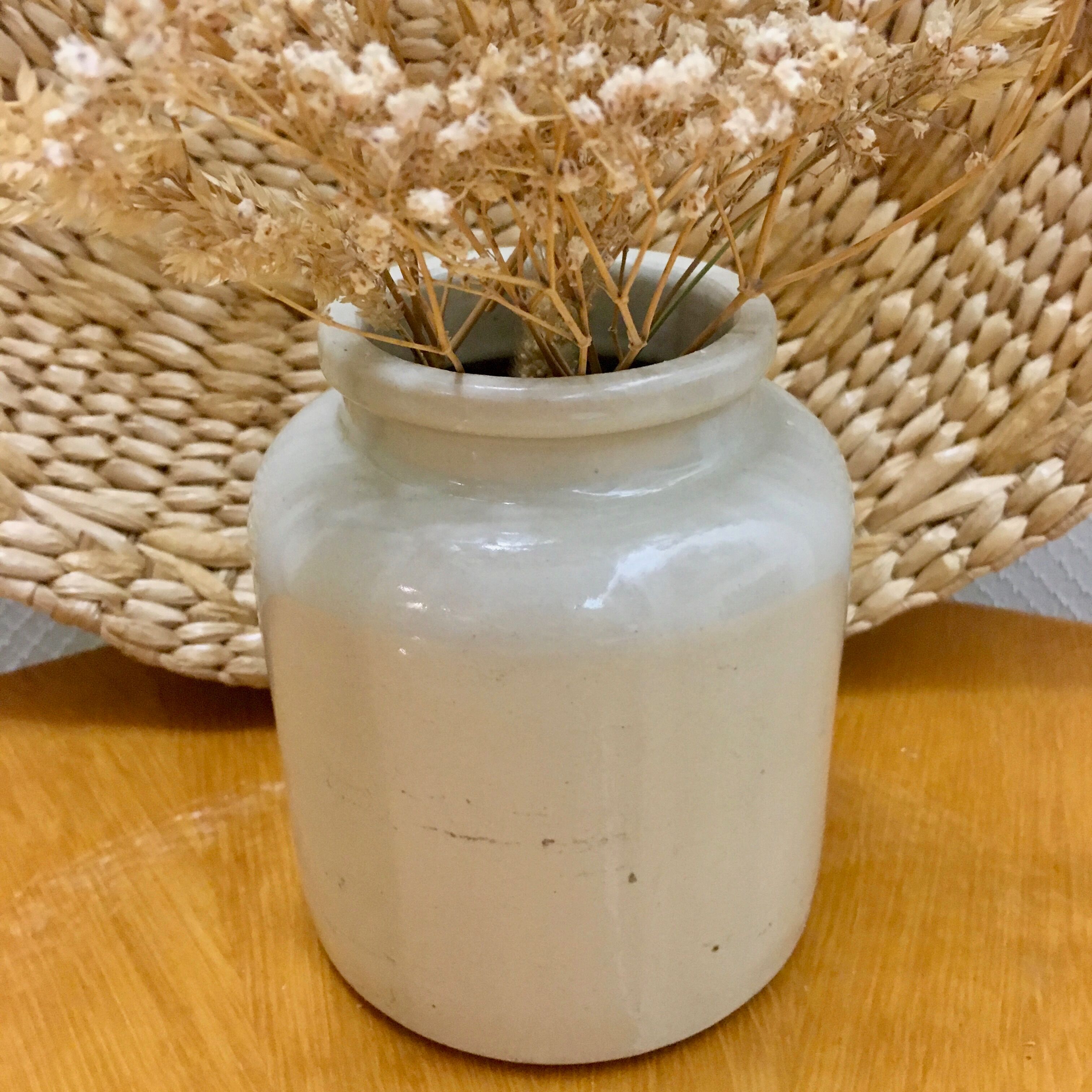White enamelled sandstone pot