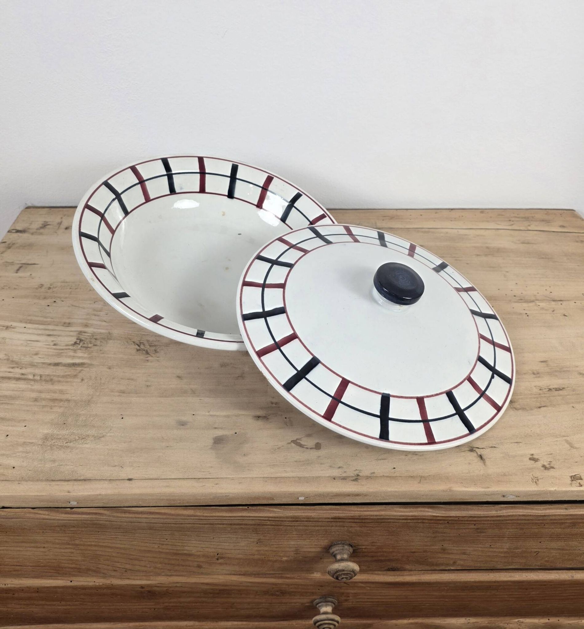 Soup tureen with lid Lou Basquez manufacture Saint-Amand