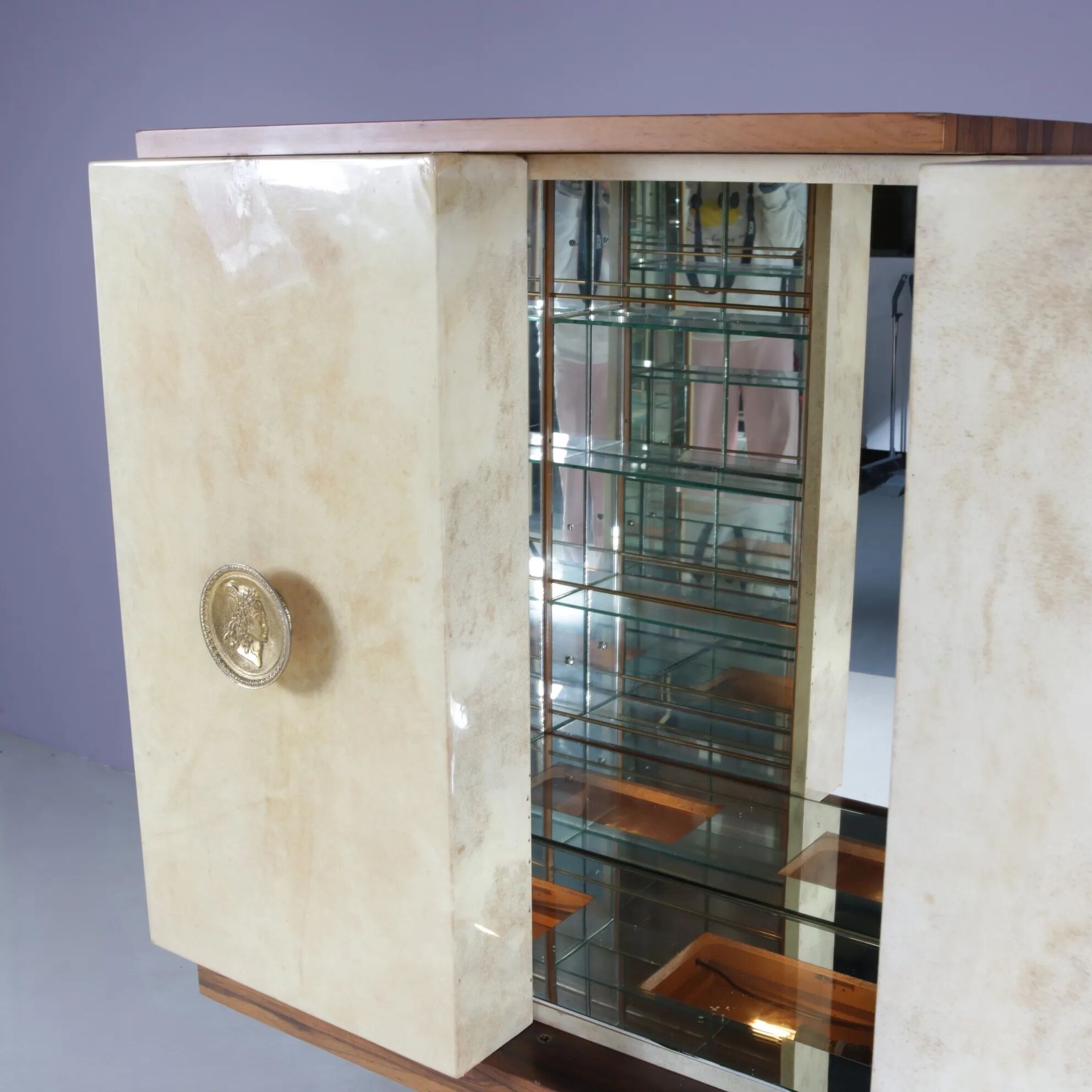 Cabinet de bar Aldo Tura en peau de chèvre sur piédestal, années 1960